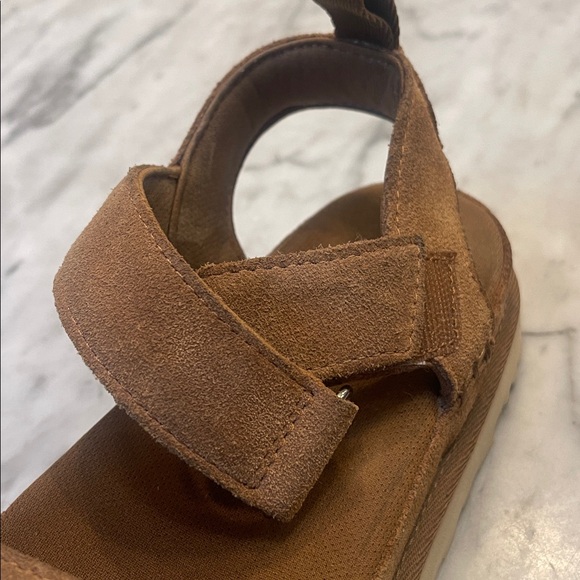 UGG Goldenstar Platform Suede Sandals in Driftwood/Sand
Size: US 9.5 - Picture 8 of 11